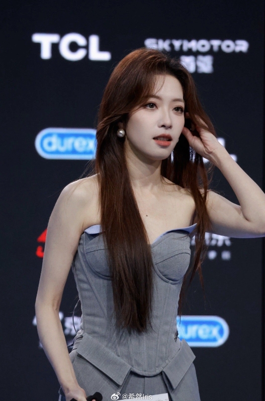 主持希然晒照：重逢是如此稳定的笑容制造所~