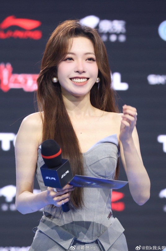 主持希然晒照：重逢是如此稳定的笑容制造所~